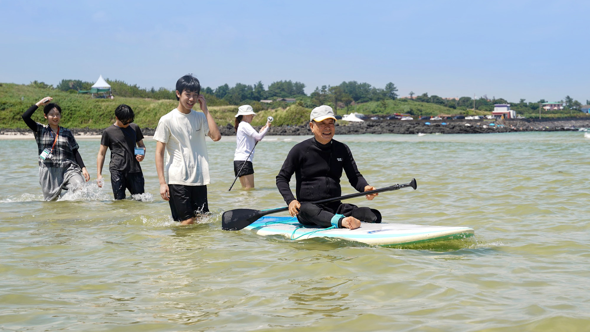 표선해수욕장에서 열린 무장애 축제에서 장애인 패들보드를 즐기는 참가자. 