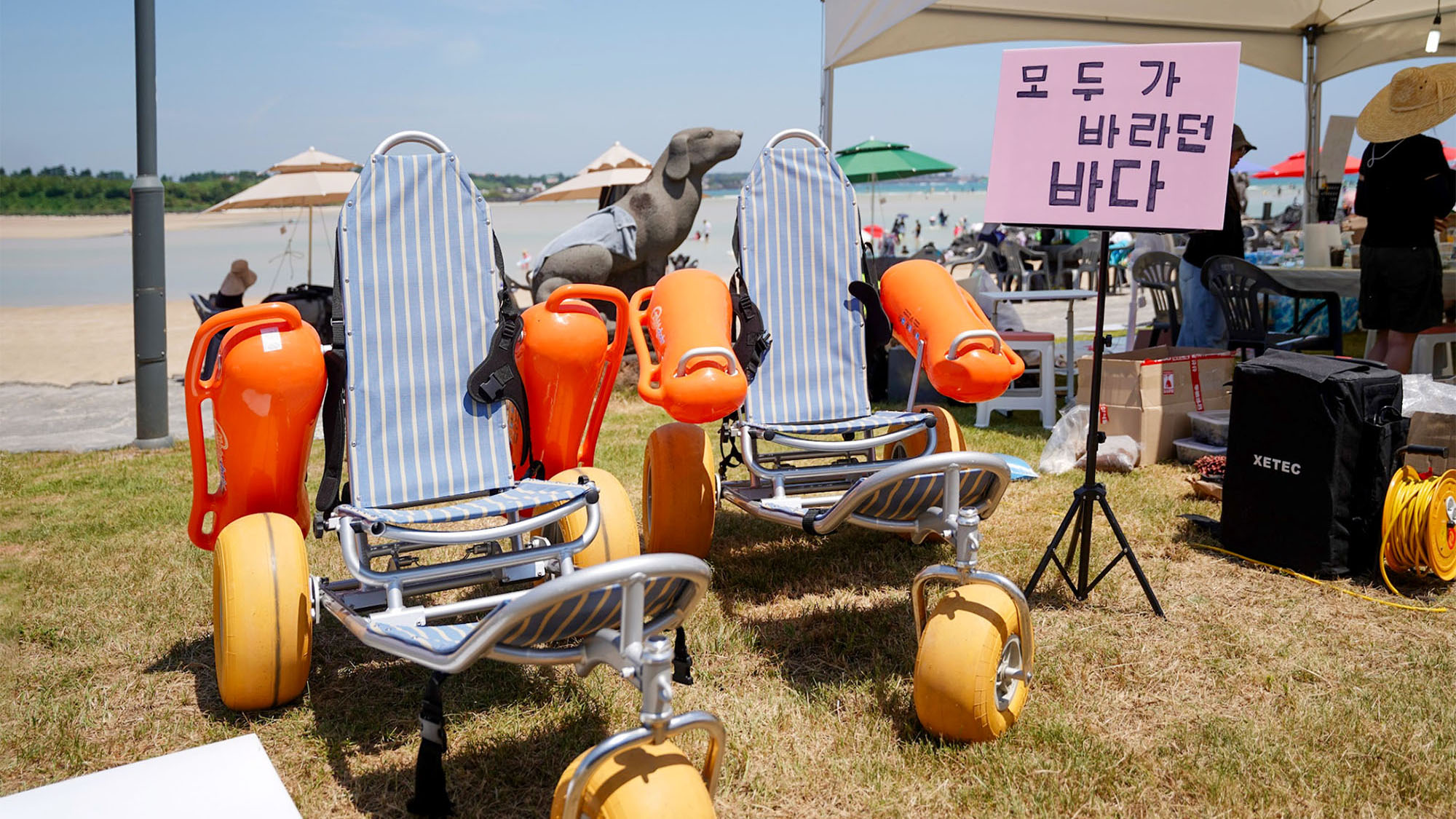 수중휠체어와 전용매트를 비롯해 장애인·비장애인이 함께 즐길 수 있는 시간이 마련된 무장애 축제. ⓒ이끼 동아리