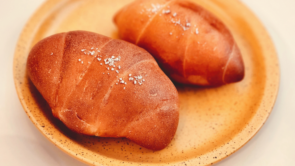 접시에 담긴 소금빵 이미지예요.