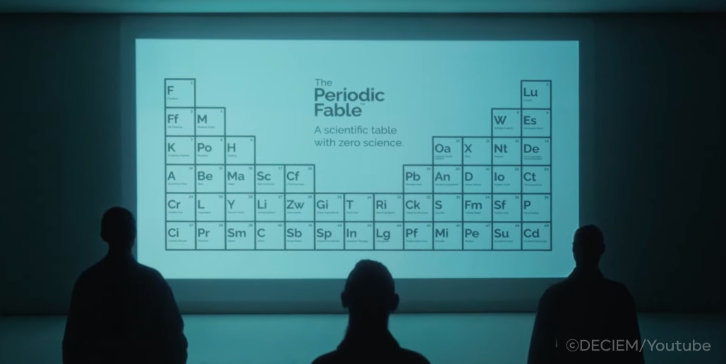 3명의 사람이 The Periodic Fable 화면을 보는 이미지예요.