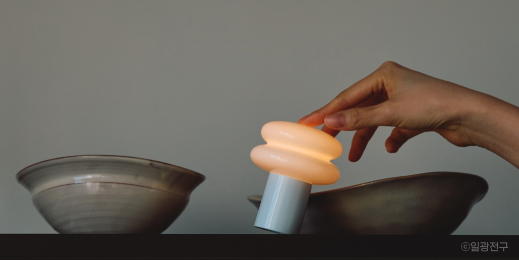 테이블 위에 작은 조명이 놓인 이미지예요.