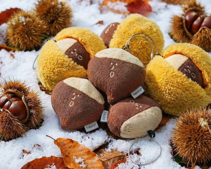 뚜까따 브랜드의 밤 모양 키링이에요.