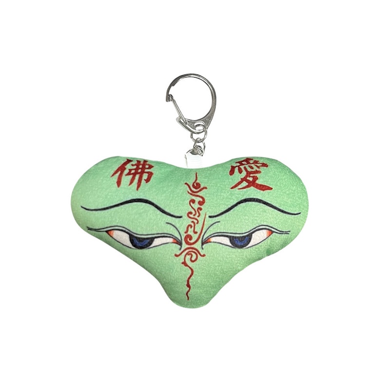 하트 모양의 솜쿠션에 두 눈이 그려진 키링 이미지예요.