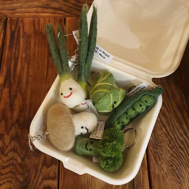 버섯, 브로콜리 등 채소 모양 인형키링이 상자에 담긴 이미지예요.