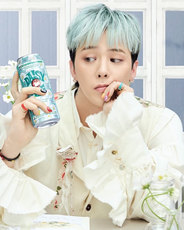 가수 지드래곤이 맥주캔을 들고 있는 이미지예요.