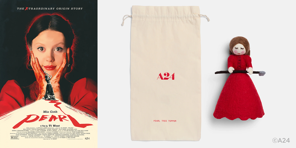 영화 '펄'의 포스터와 도끼를 든 펄 인형 굿즈가 콜라주된 이미지예요.