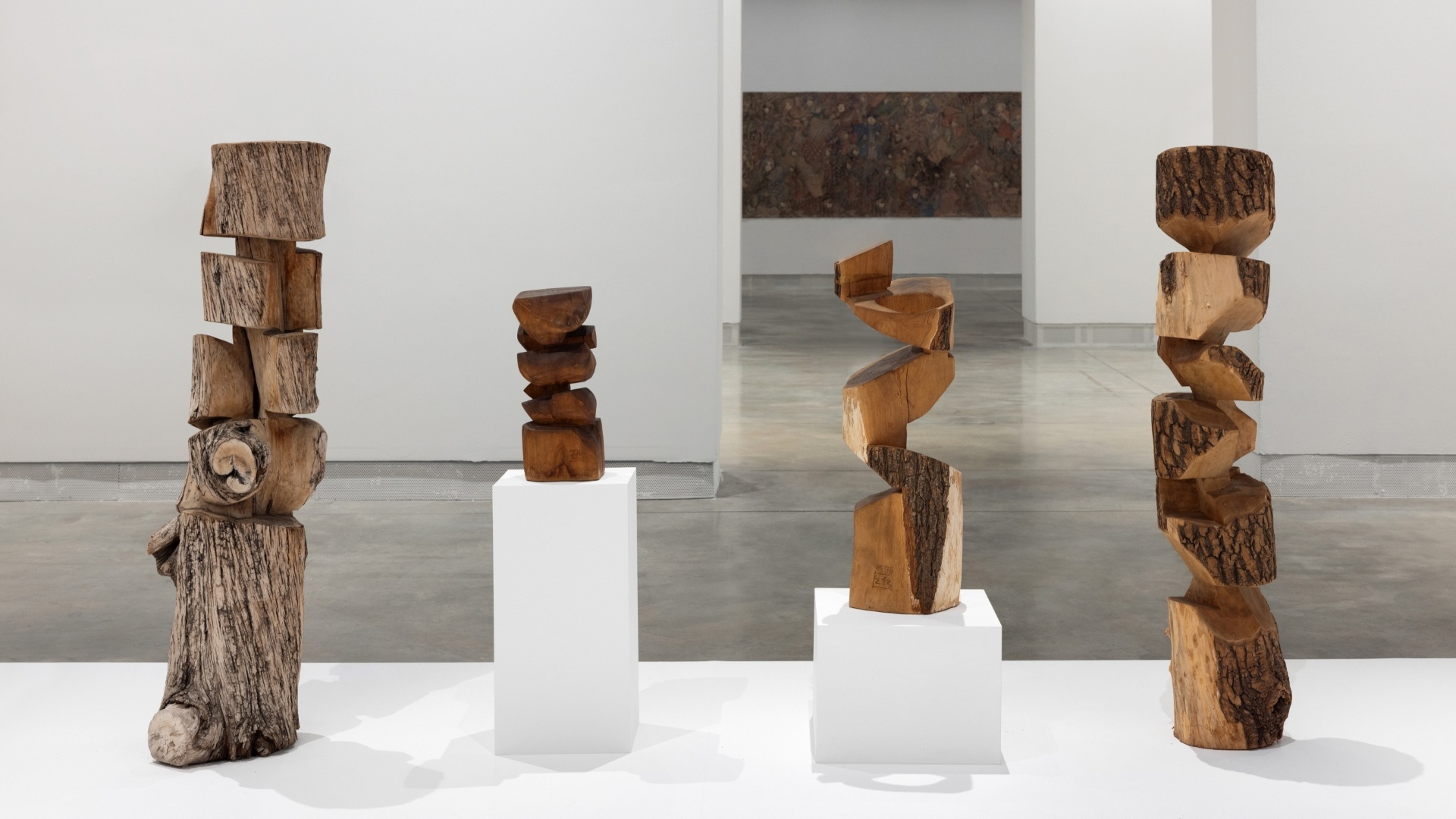 김윤신의 작품인 나무 조각 4개가 테이블 위에 놓여 있어요.