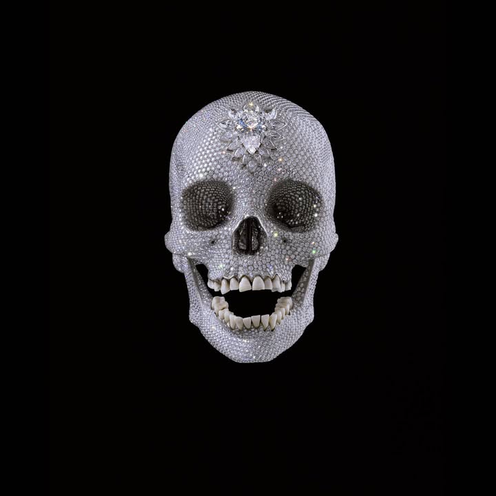해골에 다이아몬드가 박힌 작품 이미지예요.