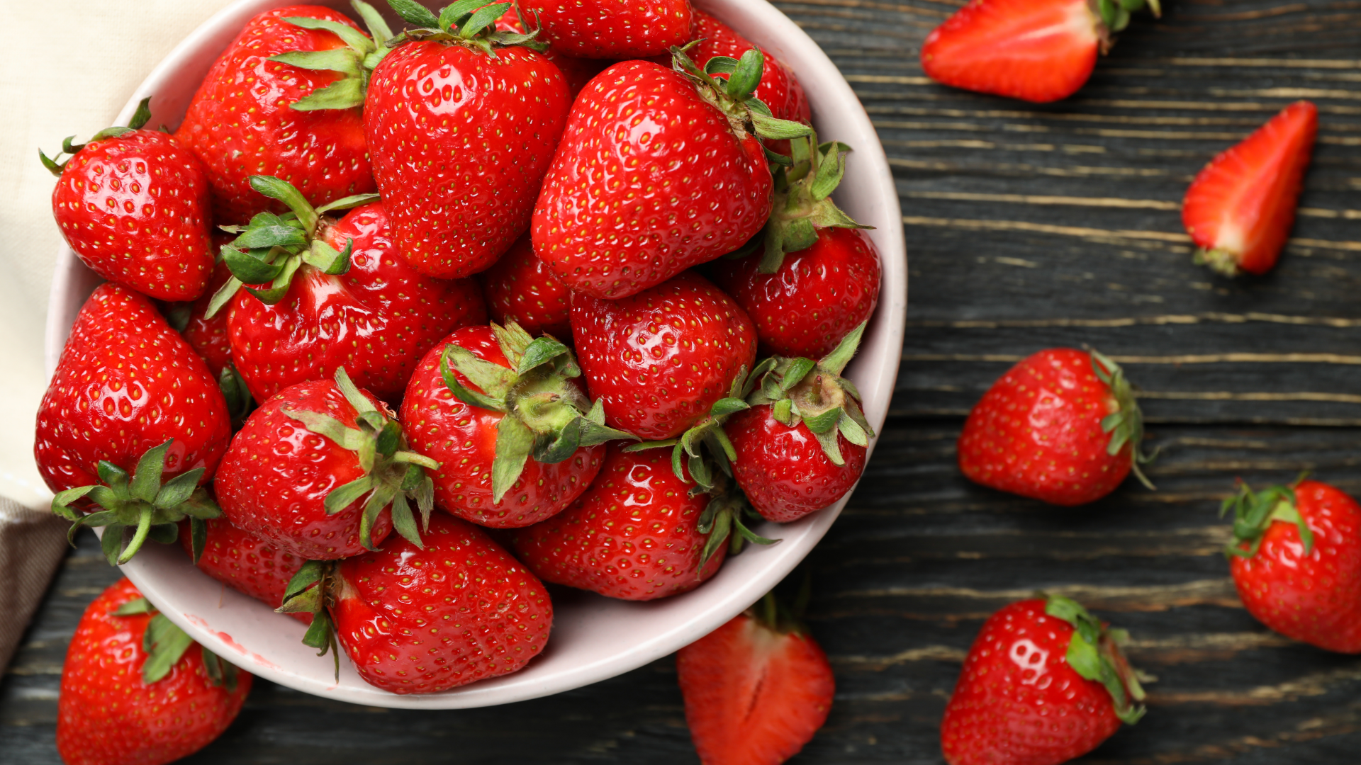 바구니에 가득 담긴 딸기 이미지예요.