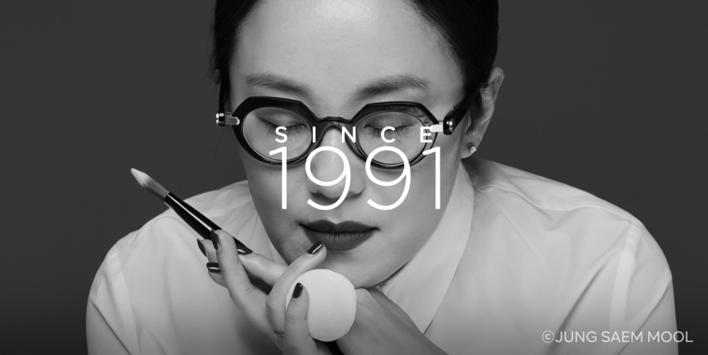 정샘물의 사진 위에 SINCE 1991이라는 텍스트가 적혀 있어요.