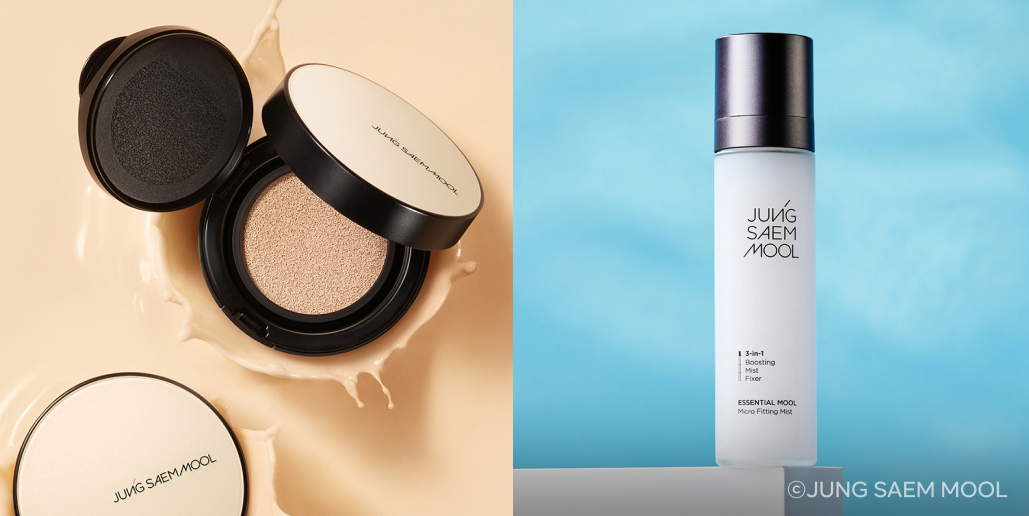 왼쪽에는 베이지 톤 배경에 정샘물뷰티의 쿠션 2개가 놓인 모습, 오른쪽에는 하늘색 배경에 길쭉한 병이 놓인 모습.