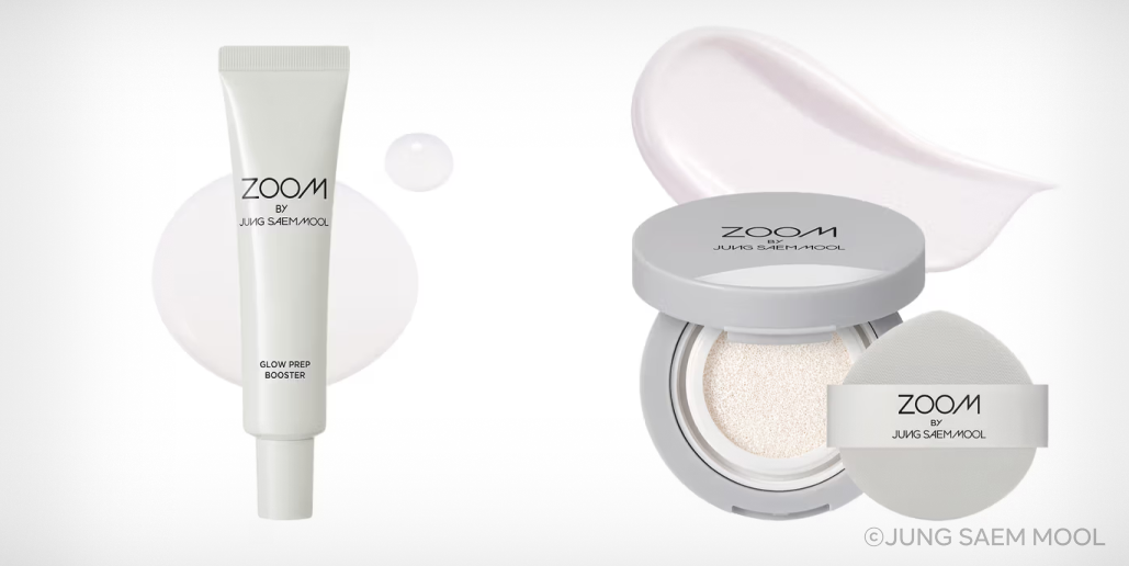 흰 배경에 왼쪽에는 길쭉한 흰색 튜브 형태의 제품, 오른쪽에는 흰색 쿠션 용기와 퍼프 이미지가 있어요. 제품에 모두 '줌 바이 정샘물'이라고 영어로 적혀 있어요.