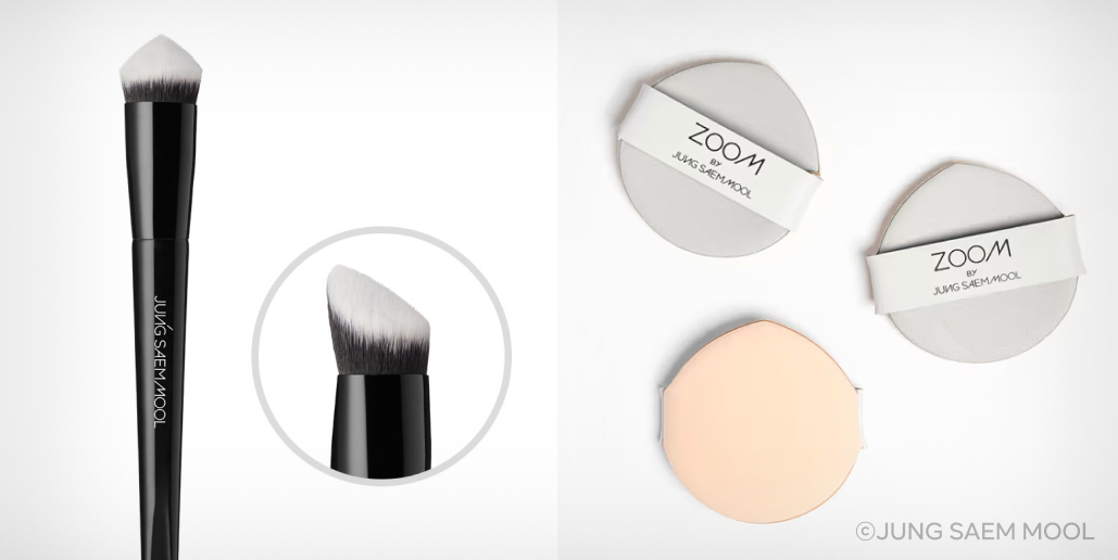 흰 배경에 왼쪽에는 '정샘물뷰티의' 검은색 파운데이션 브러쉬, 오른족에는 '줌 바이 정샘물'의 퍼프 3개가 놓인 모습.