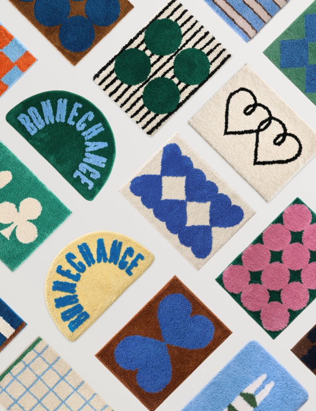 형형색색의 직사각형 발매트 여러 개가 사선으로 놓인 모습