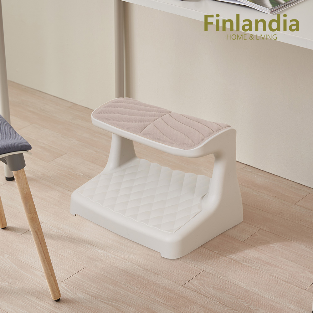 책상 밑에 흰색 2단 발 받침대가 놓인 모습