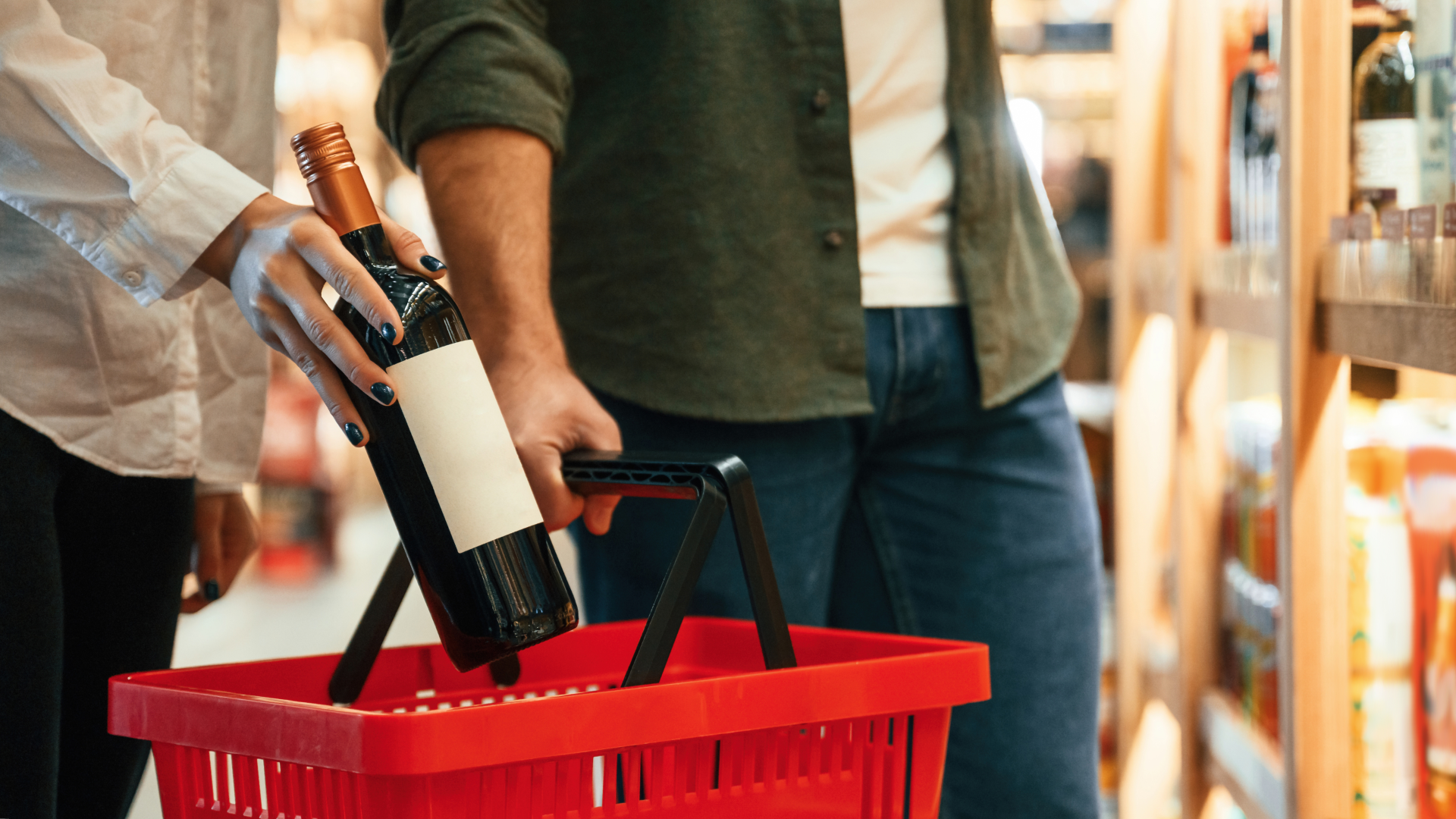 와인을 쇼핑하는 사람들의 모습