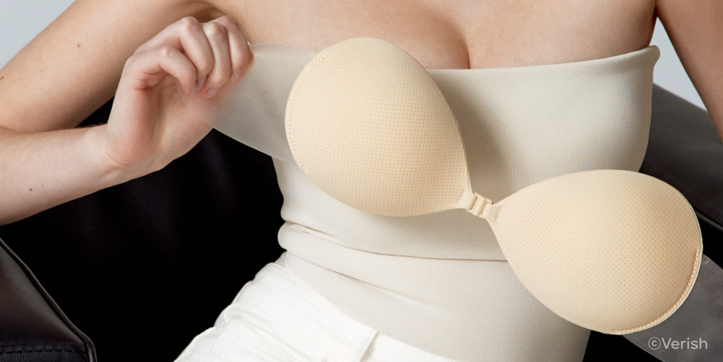 모델이 의자에 앉아 '붐업 브라'의 투명 날개를 펼친 채 들고 있는 모습이에요.