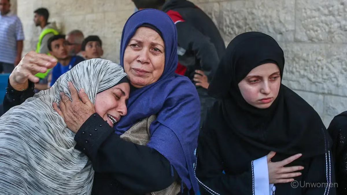 히잡을 쓴 세 명의 팔레스타인 여성이 눈물을 흘리는 모습이에요.
