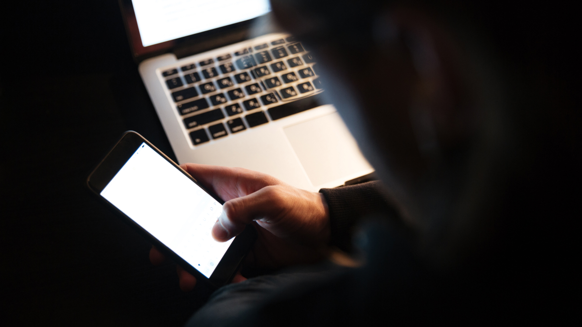 핸드폰을 보고 있는 사람의 뒷모습