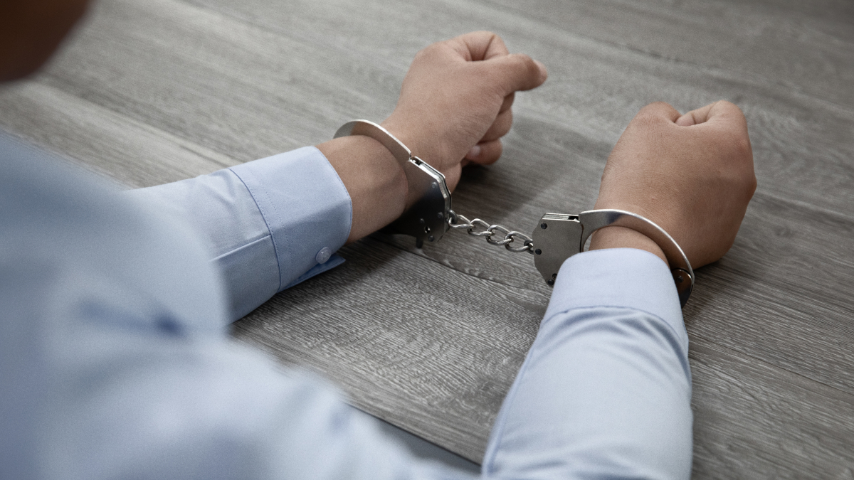 수갑을 찬 사람의 팔