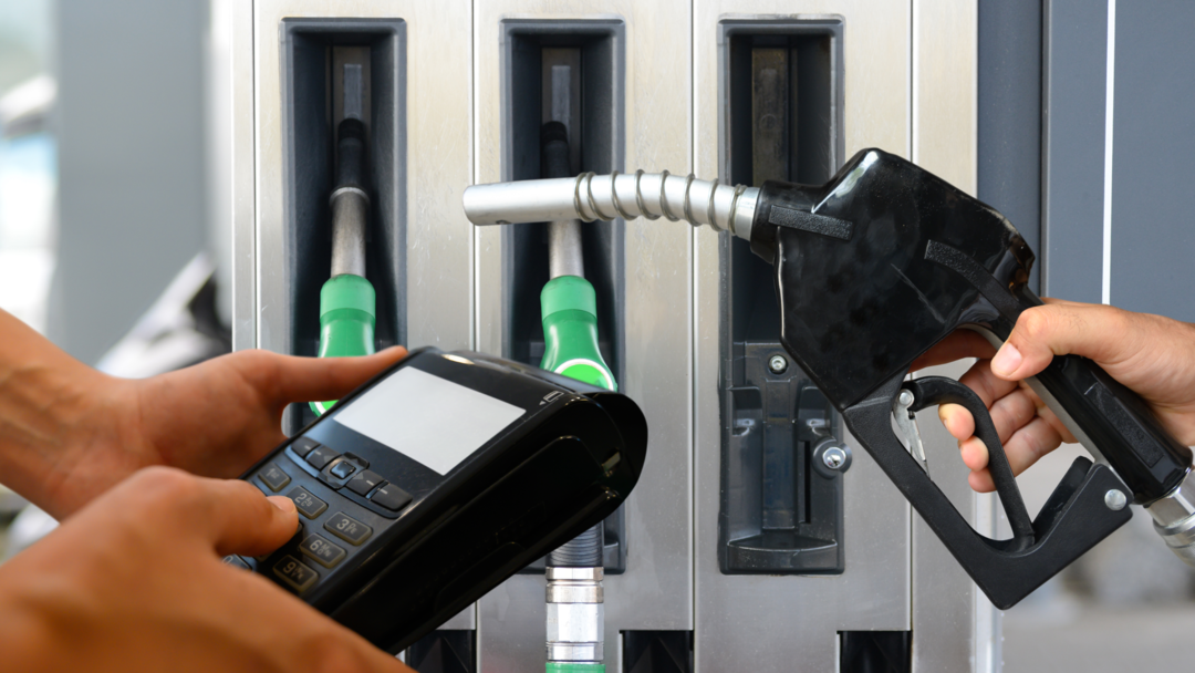 주유를 하는 손의 이미지