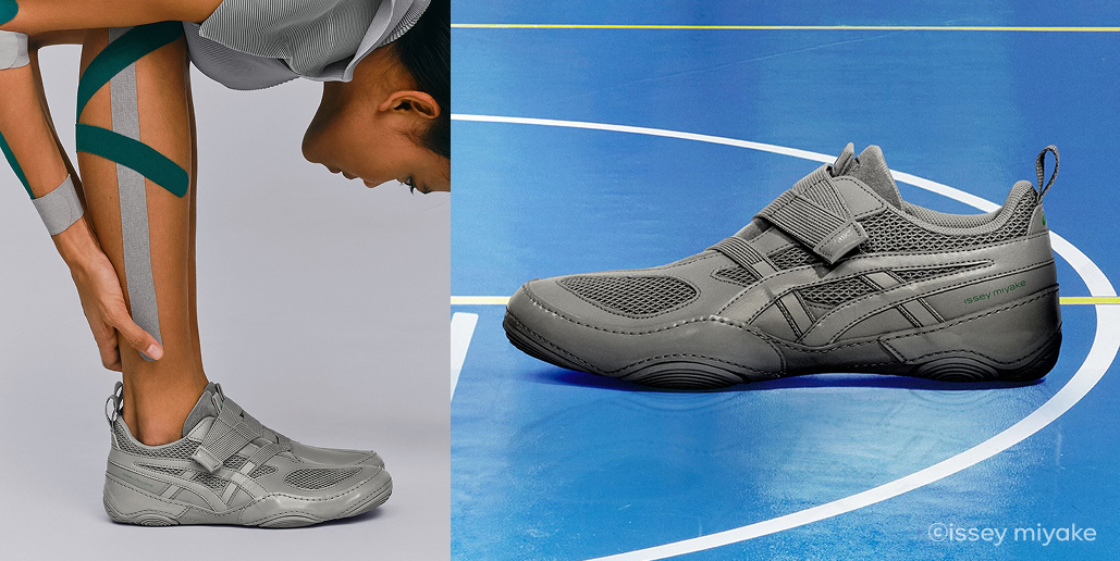 2분할된 이미지. 왼쪽에는 회색 바탕에 이세이 미야케 아식스 콜라보 운동화를 신고 앉아 고개를 숙이고 있는 모델의 모습. 팔과 다리에는 스포츠 테이프를 붙이고 있음. 오른쪽에는 파란색 경기장 바닥을 배경으로 회색 운동화가 놓인 모습.