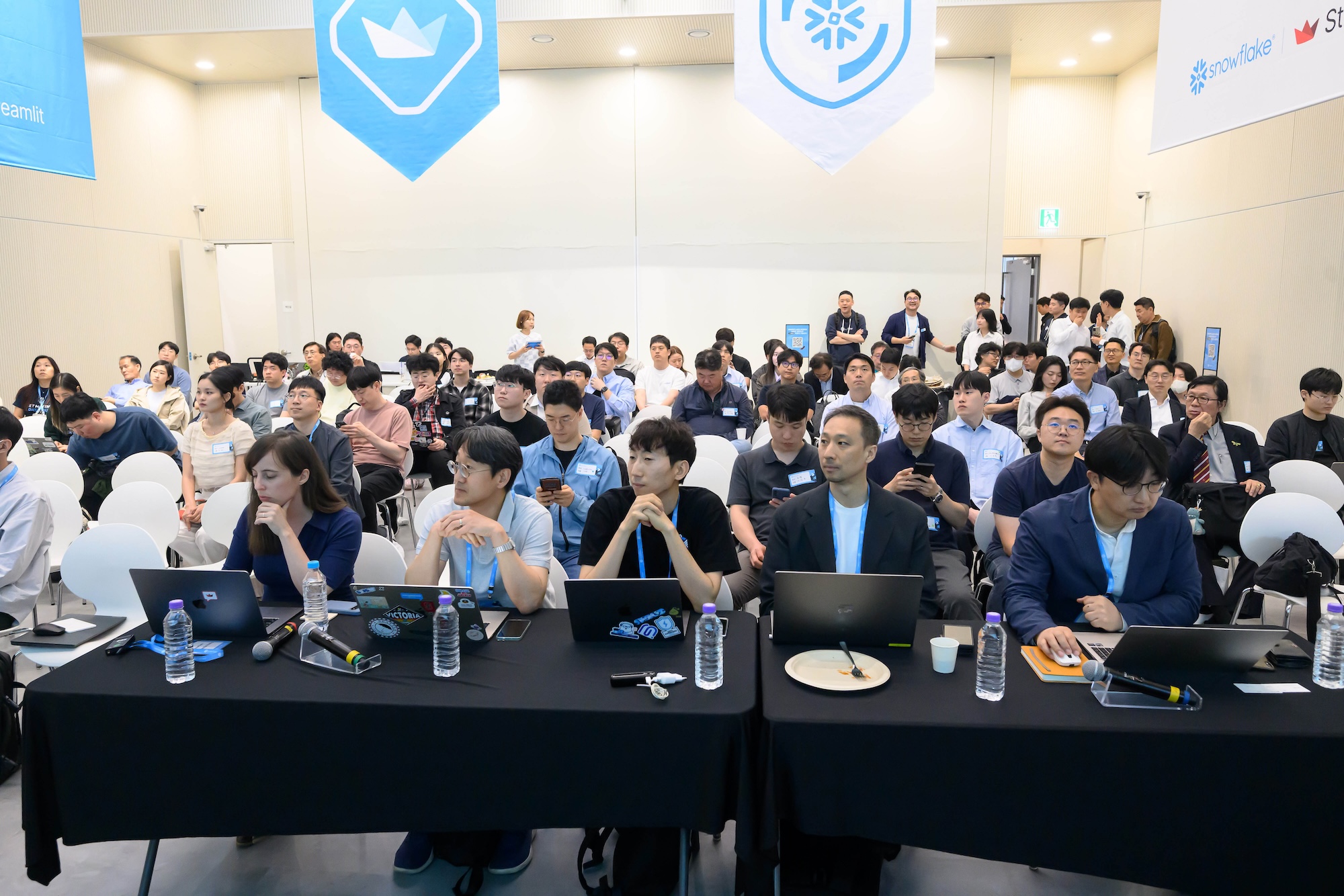 컨퍼런스 룸에 사람들이 모여 있는 모습이에요.