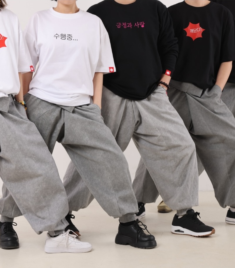 네 명의 사람이 데님 승복 바지를 입고 서 있는 모습이에요.