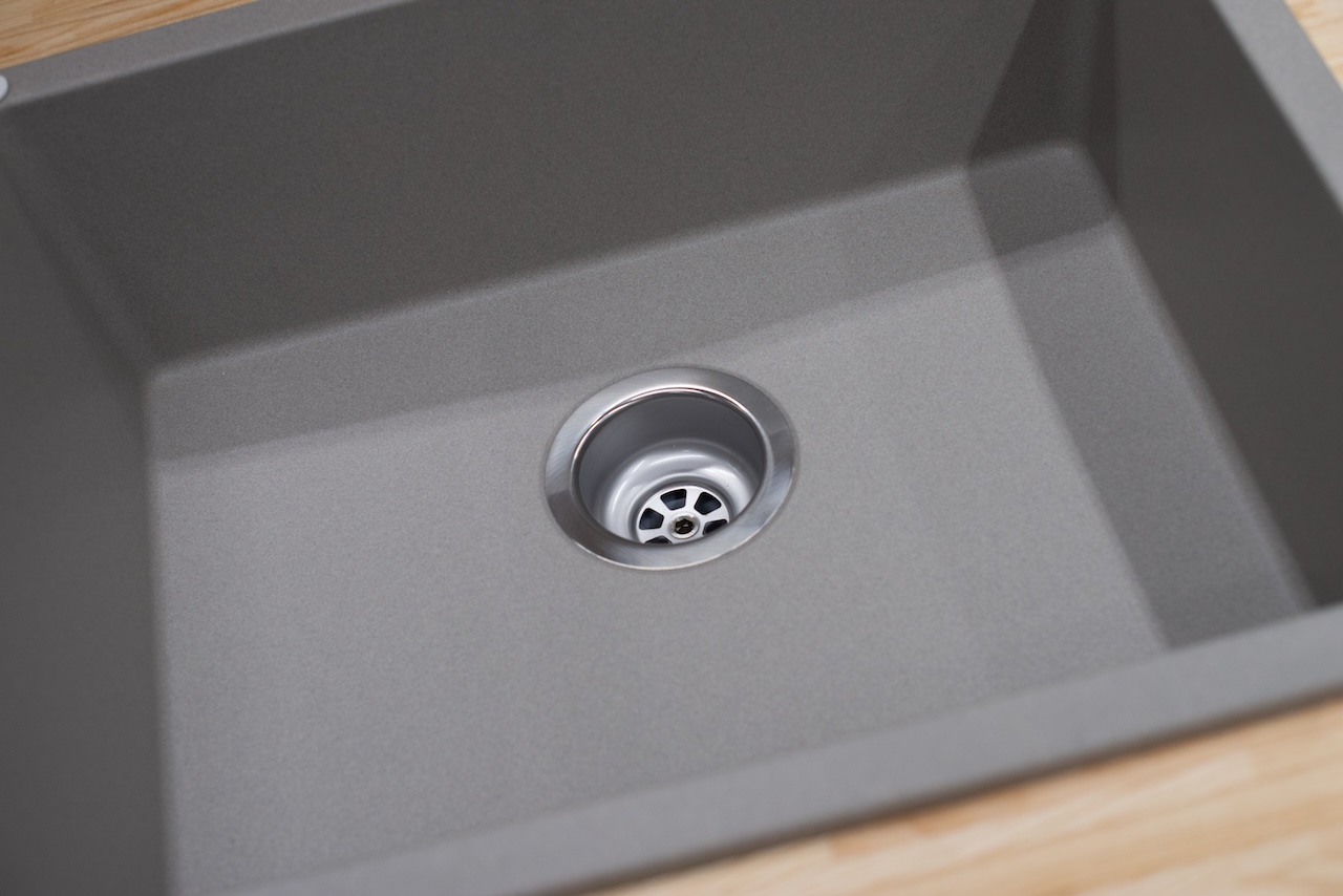 깨끗한 싱크대 배수구 모습이에요.