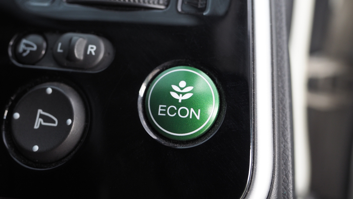 자동차의 에코 모드를 켤 때 누르는 버튼이에요.