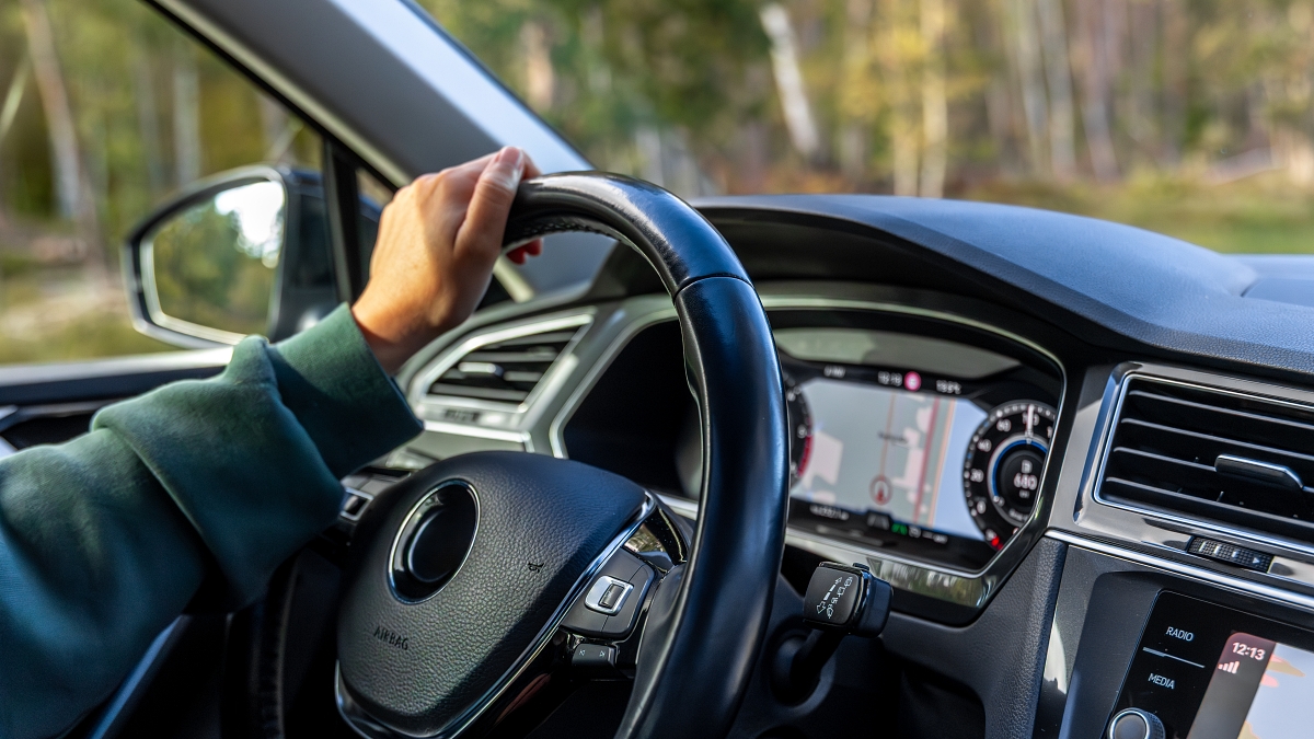 운전자가 자동차 핸들을 잡고 있는 모습이에요.