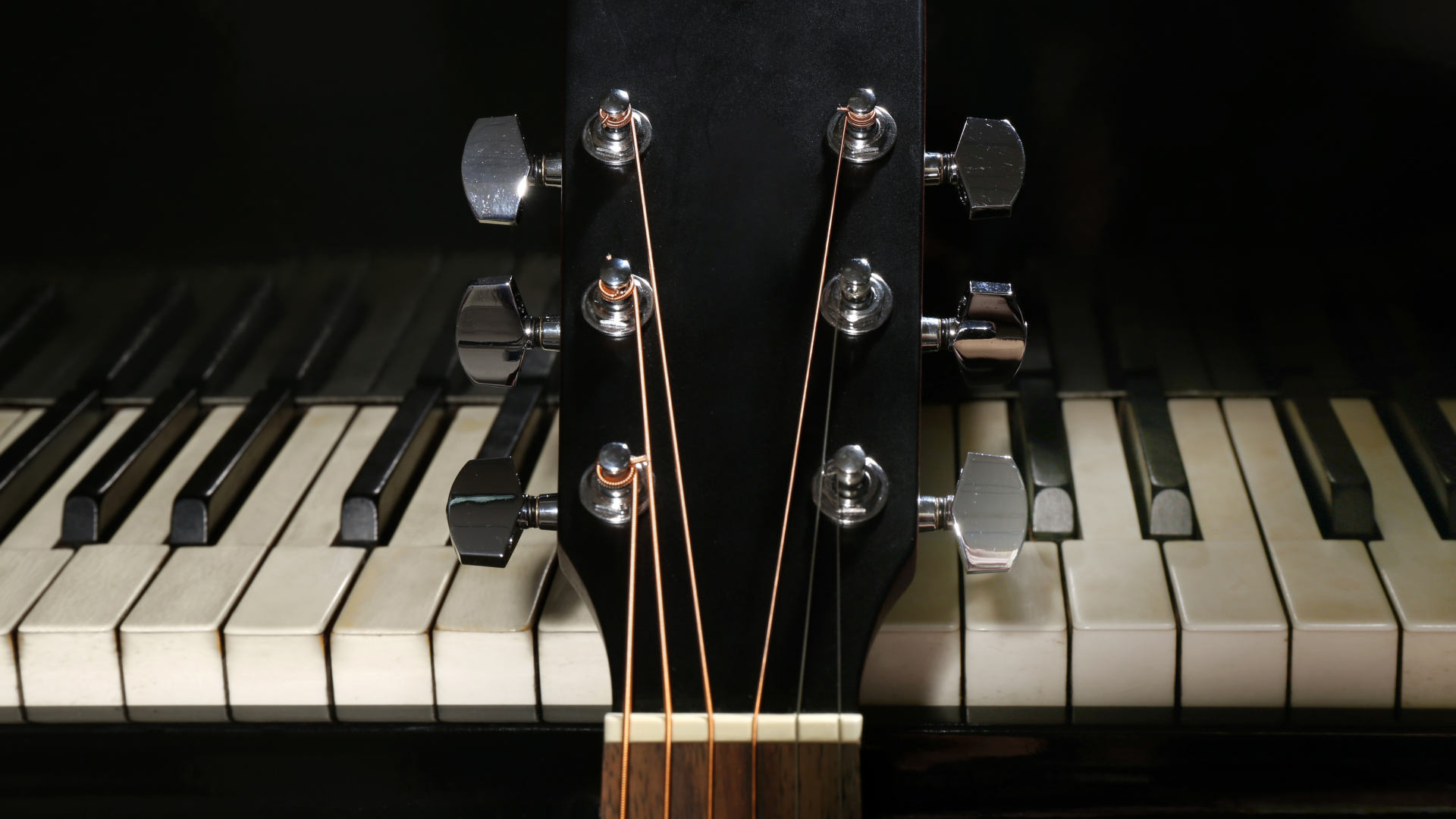 피아노와 기타 넥 사진