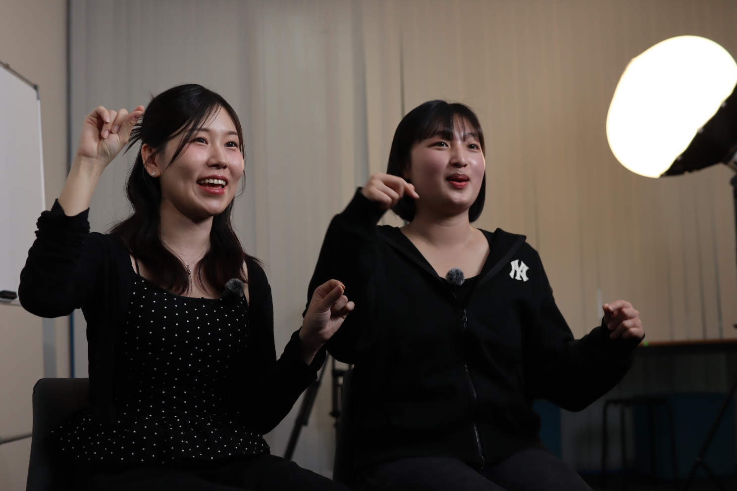 하루수어가 뉴닉과 인터뷰를 하는 모습이에요.