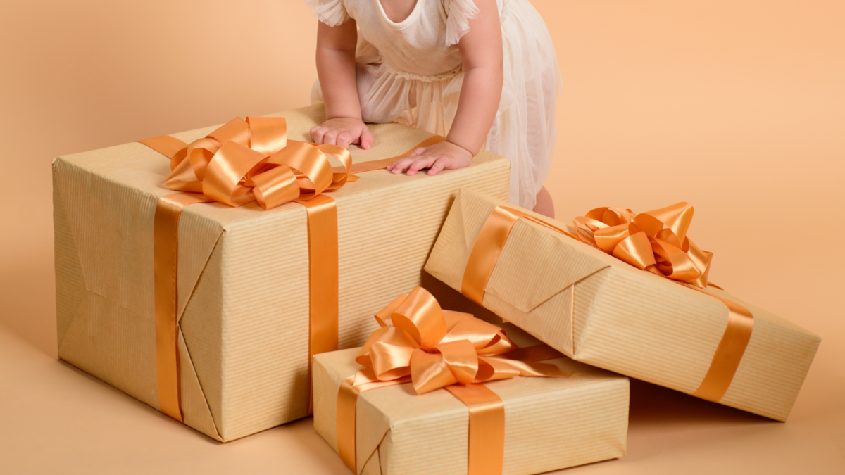 선물박스를 쥐고 있는 아이의 팔