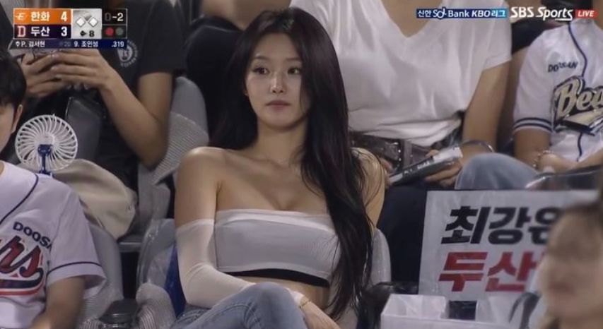 야구장 관객석에 사람이 앉아 있는 모습