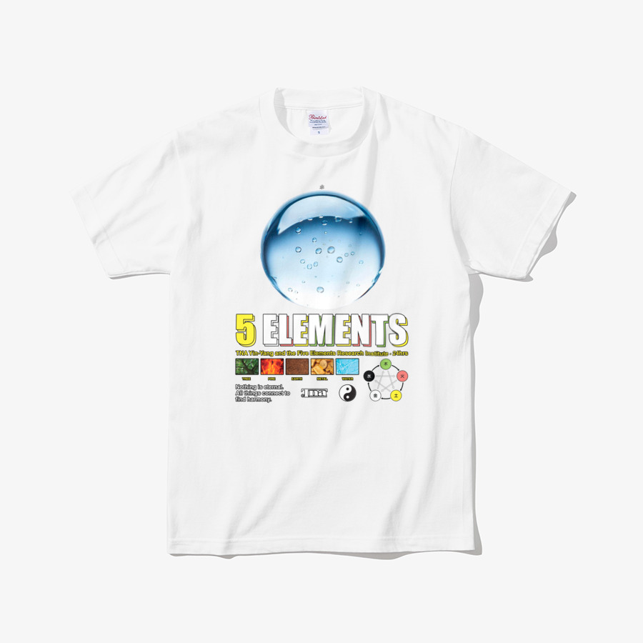 흰색 반소매 티셔츠 이미지. 중앙에 물방울 모양 이미지와 '5 ELEMENTS' 텍스트.